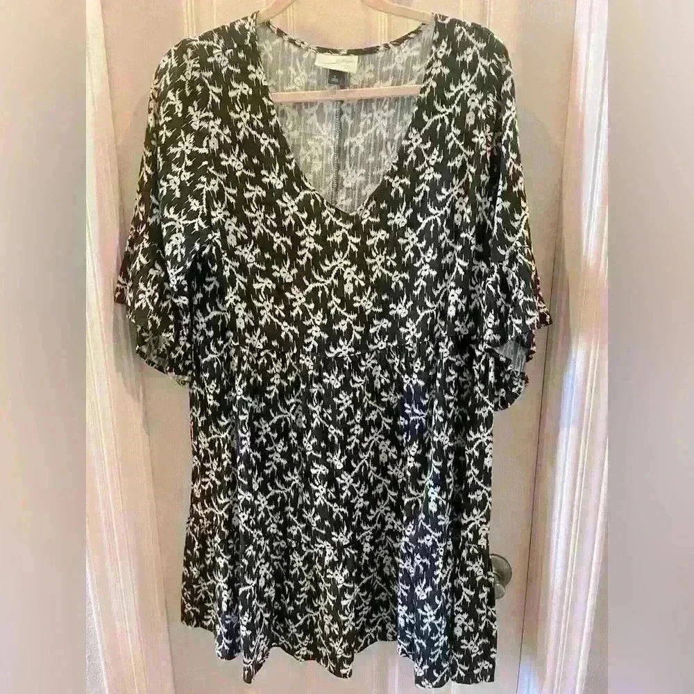 Universal Threads black and white floral midi dress. Size Medium.